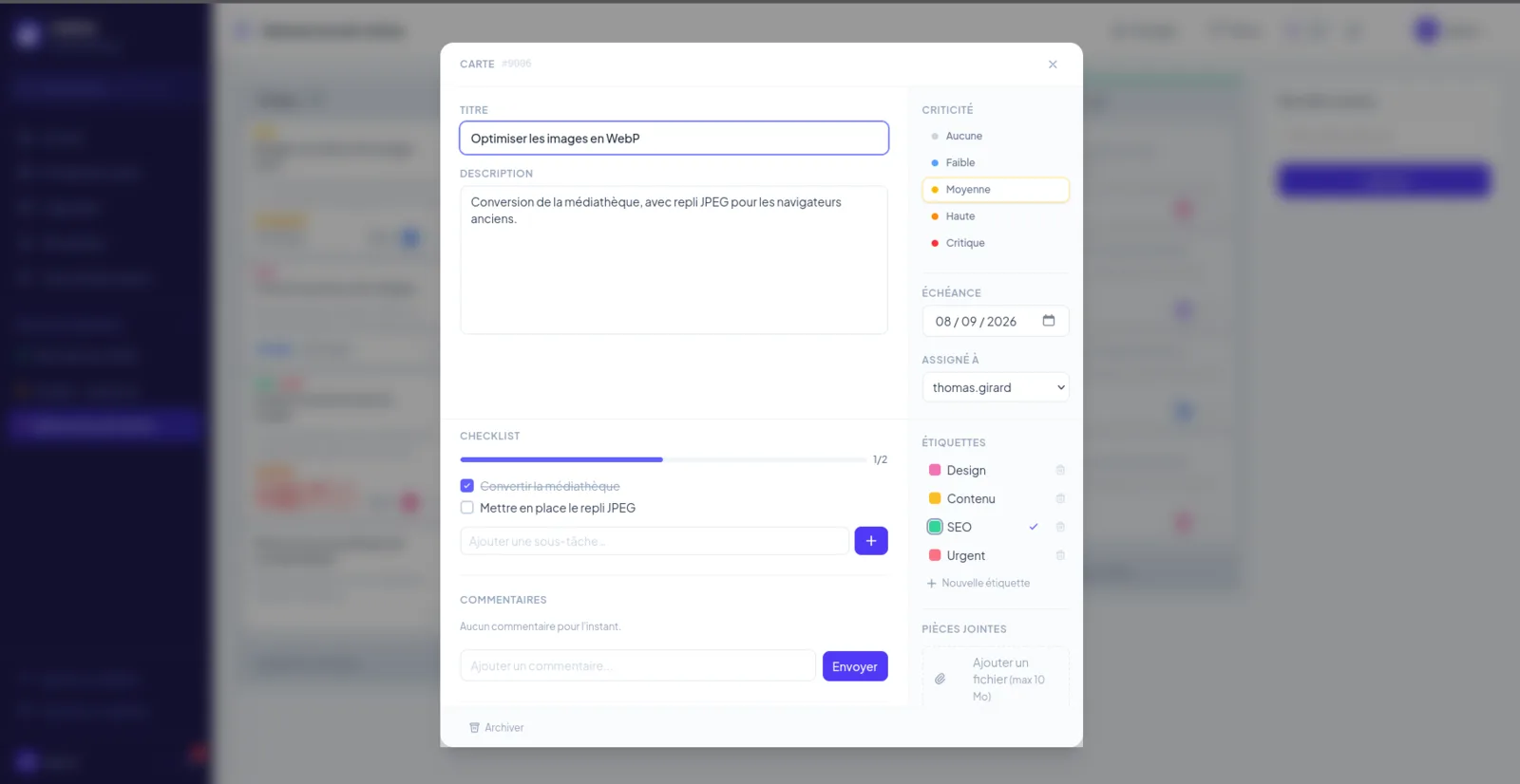 Détail d'une carte ouvert en fenêtre : titre, description, checklist avec barre de progression, commentaires, criticité, échéance, personne assignée et étiquettes.