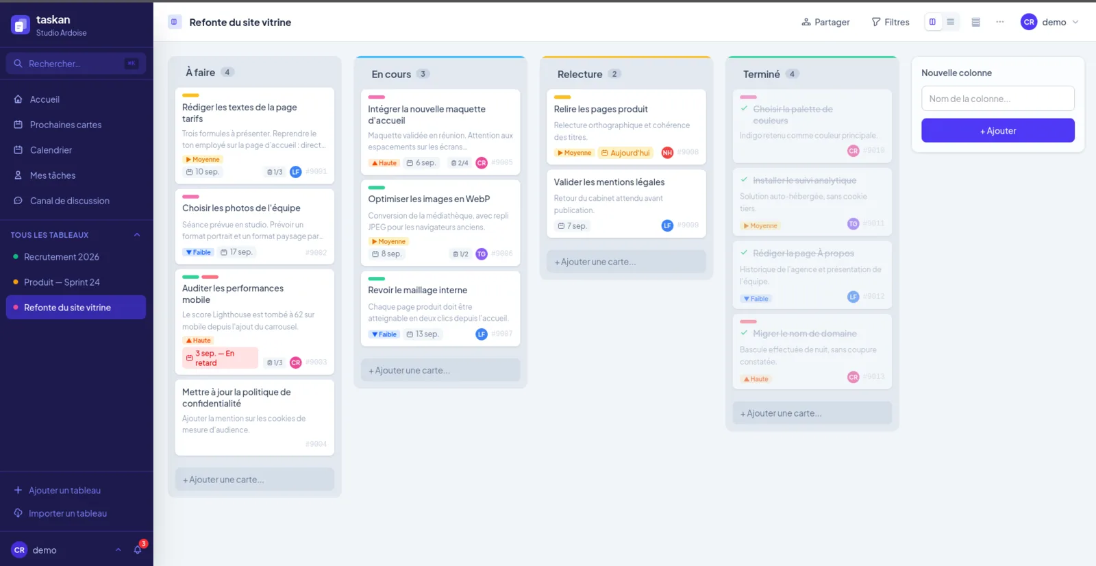 Tableau Kanban « Refonte du site vitrine » : quatre colonnes, cartes affichant priorité, échéance, étiquettes de couleur, avancement de checklist et membre assigné.