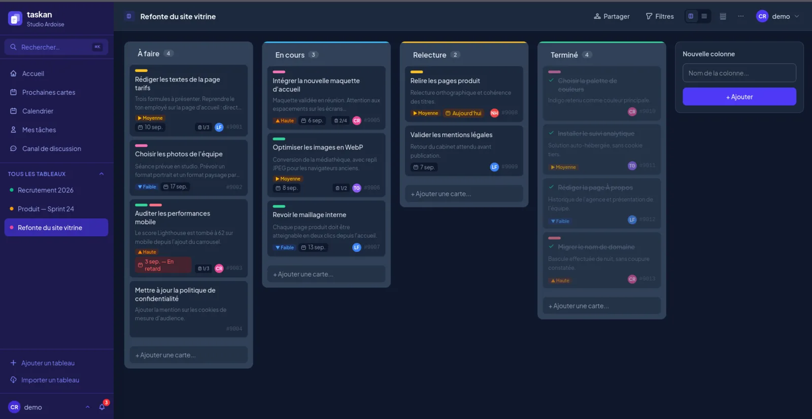 Le même tableau Kanban en thème sombre : fond bleu nuit, cartes sombres et texte clair, avec les mêmes étiquettes de couleur.